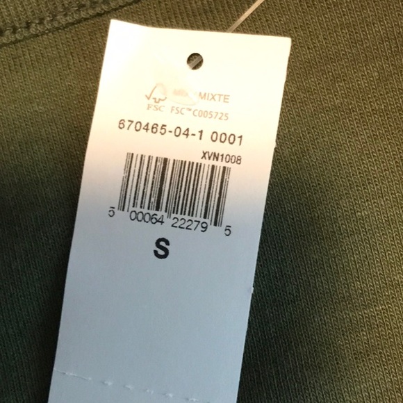 Green new gap t-shirt. - Picture 4 of 4